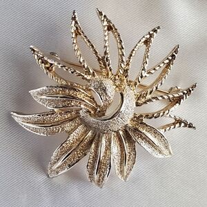 Vintage Sarah Coventry Star Burst Textured Gold Tone Pin Brooch Signed‎